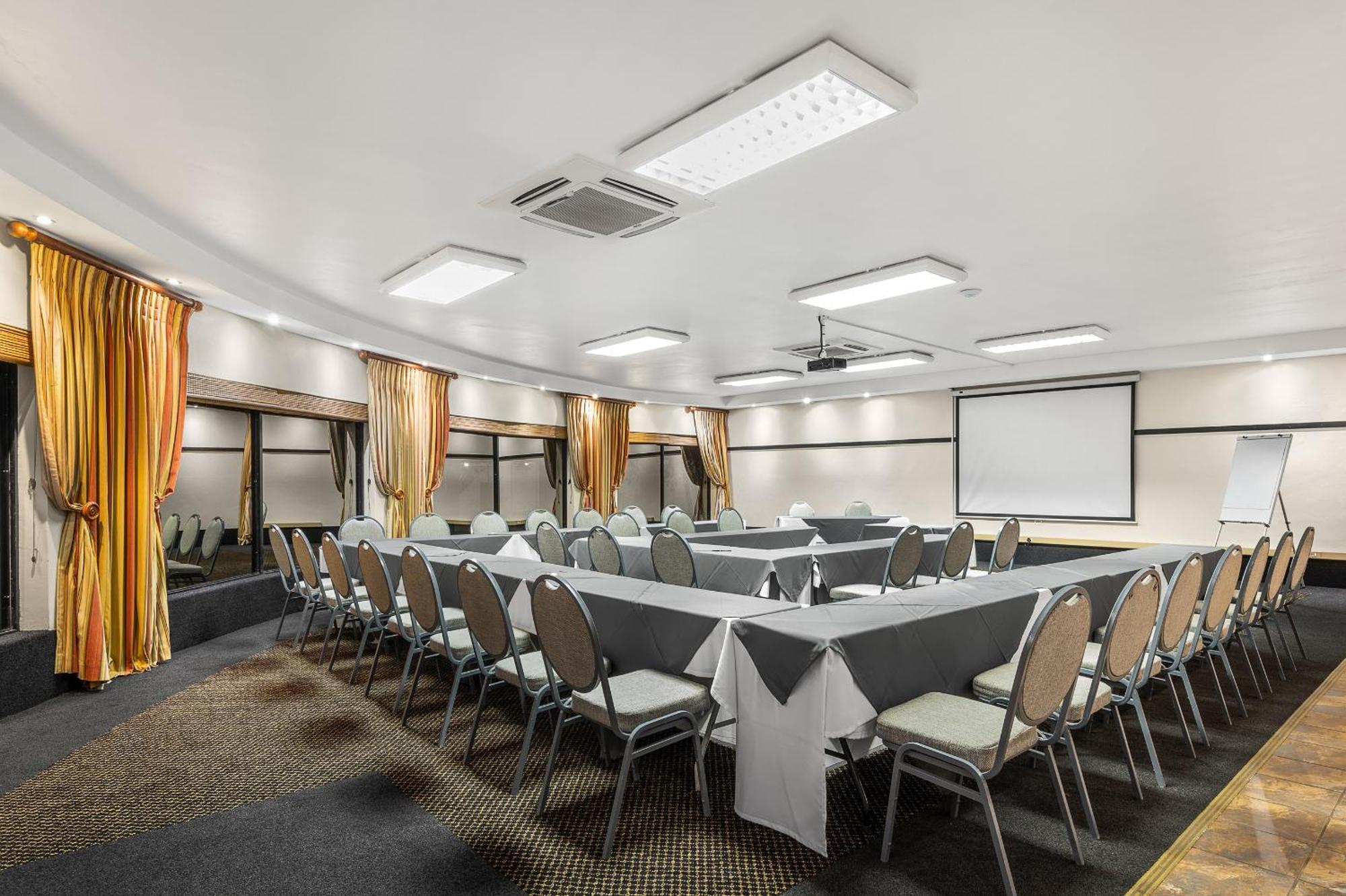 Park Hotel Мокопане Экстерьер фото